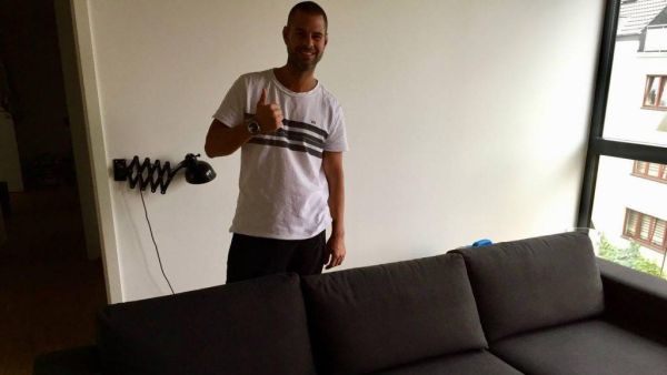 Unser zufriedener Kunde Herr Piniek vor seiner von Polsterando frisch gereinigten Eckcouch