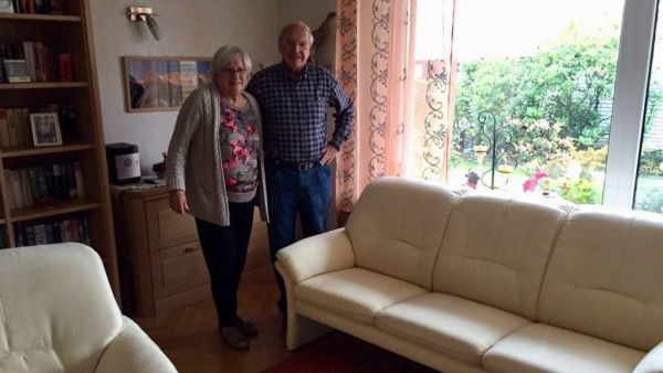 Unsere zufriedenen Kunden Familie Kühn vor ihrem frisch von Polsterando gereinigten Sofa und Sessel