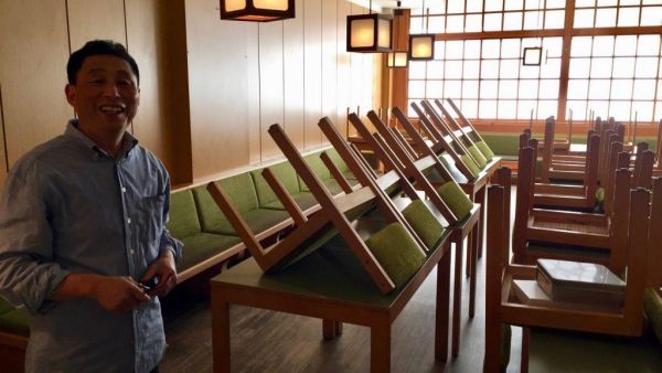 Unser zufriedener Kunde Herr Saito in seinem Restaurant mit frisch gereinigten Stühlen von Polsterando