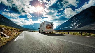 Wohnmobil auf Strasse