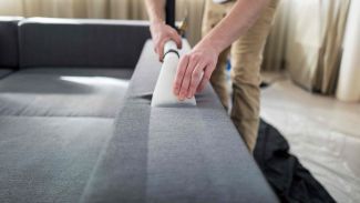 Sofas und andere Polstermöbel sollten regelmäßig gereinigt werde.