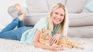 Mit den Haustieren kuscheln auf dem Sofa oder Teppich.