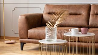 Gemütliches Wohnzimmer mit Ledersofa und Stuhl.