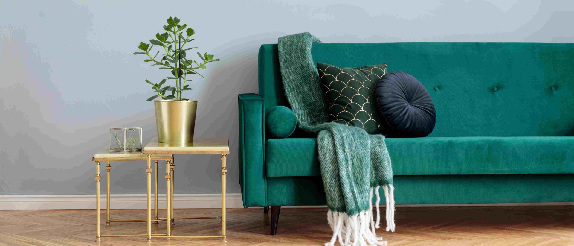 Grünes Velours Sofa