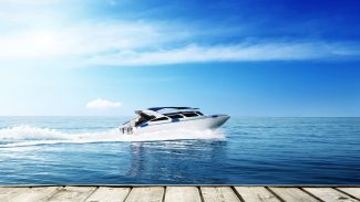Speedboot auf dem Wasser mit frisch gereinigten Bootspolstern