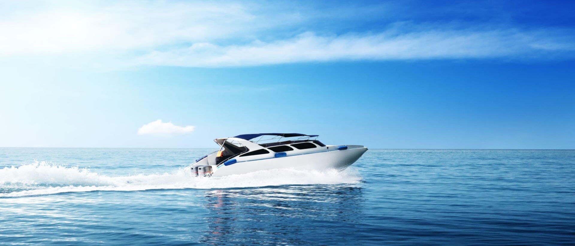 Speedboot auf dem Wasser mit frisch gereinigten Bootspolstern