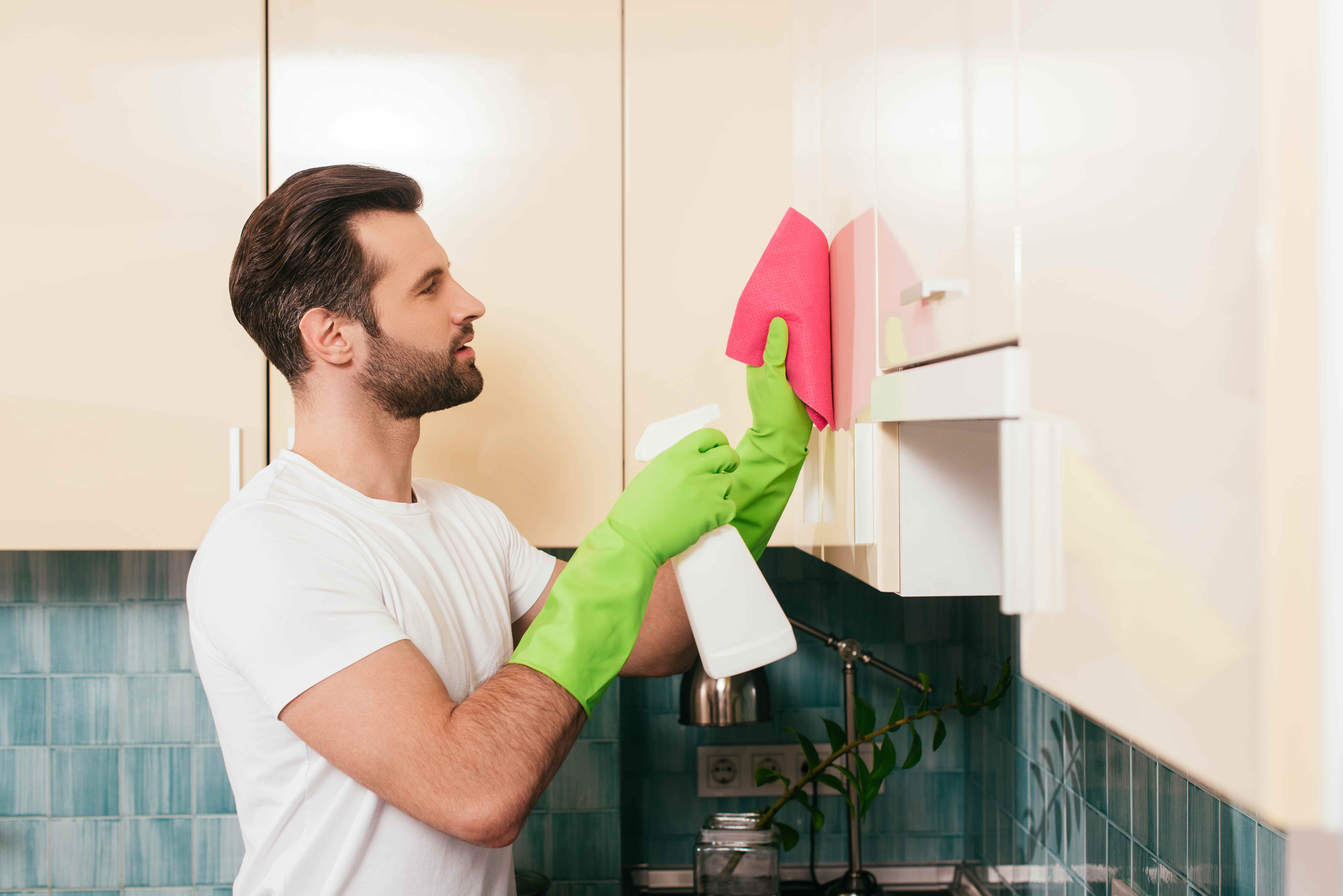 Hygienische Gründe sprechen für eine regelmäßige Reinigung der Küche.